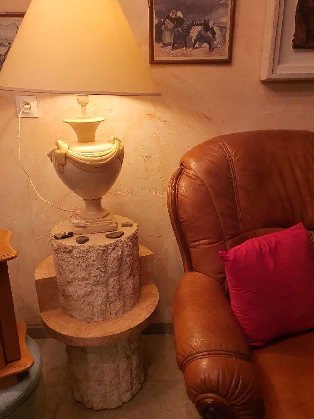 canape cuir table pie et lampe Meubles