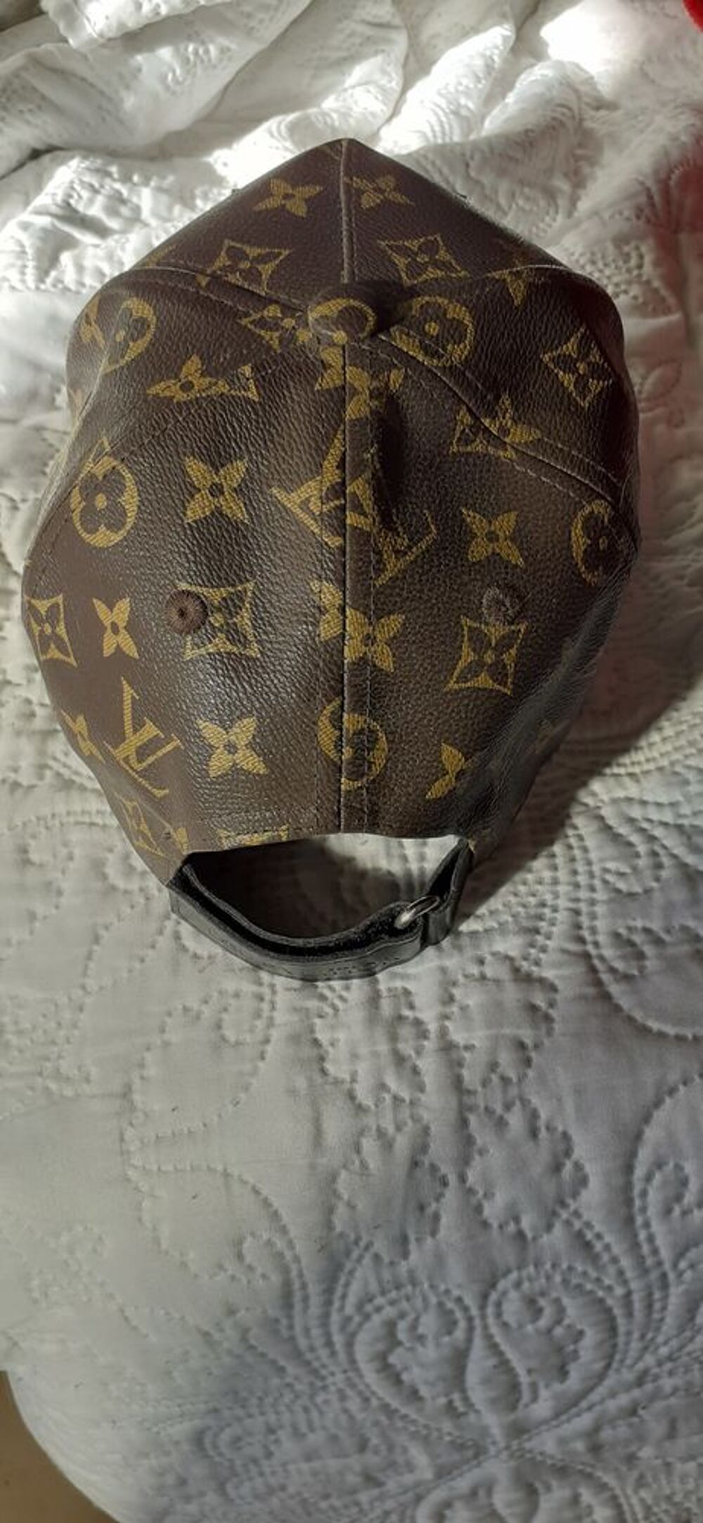 Casquette femme en cuir Vuitton Vêtements