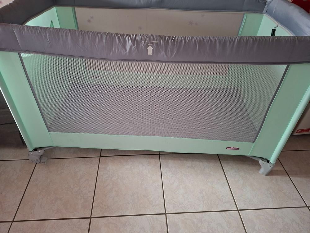 Lit parapluie vert avec matelas et table &agrave; langer Puériculture
