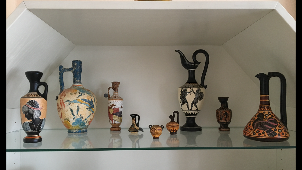 Lot de 9 r&eacute;pliques de vases grecs 