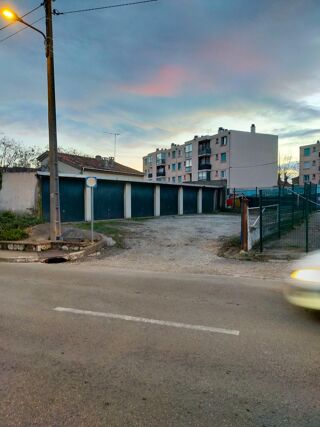  Parking / Garage � vendre 242 m� Marignane