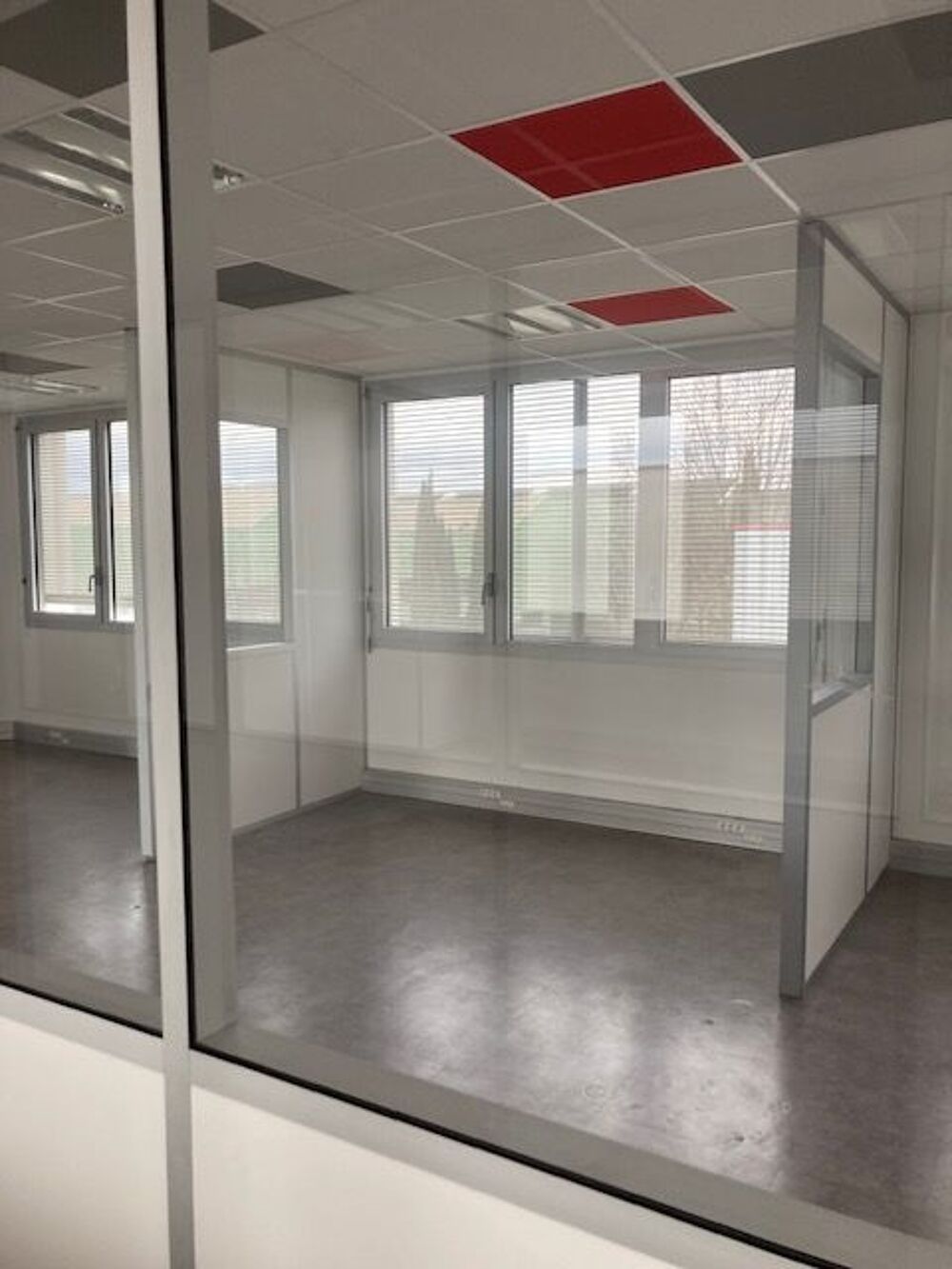   Le titre dLOCATION BUREAU PMR  CHASSIEU Chassieu