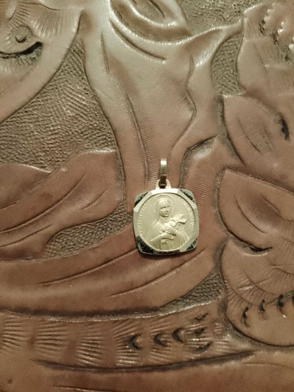 pendentif en m&eacute;tal argent&eacute; et dor&eacute; de sainte Th&eacute;r&egrave;se vintage ann&eacute;es 80. Bijoux et montres