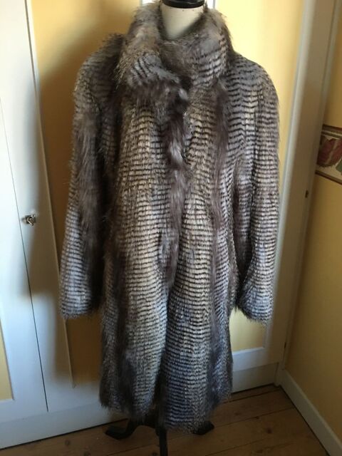 Super manteau mi long ,  imitation fourrure en 44 90 Saint-Omer (62)
