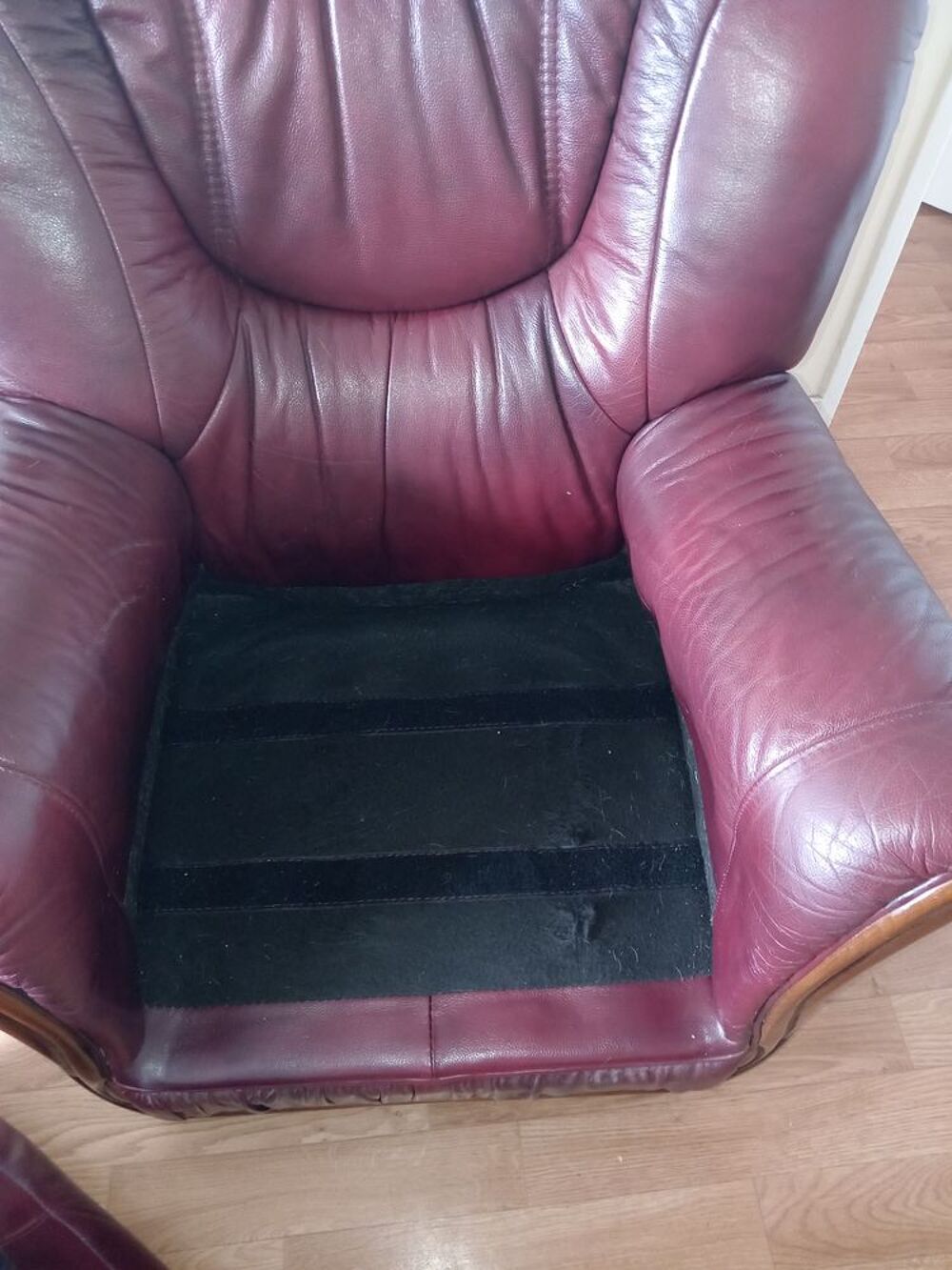 d'un ensemble de fauteuil en cuir couleur bordeaux Meubles