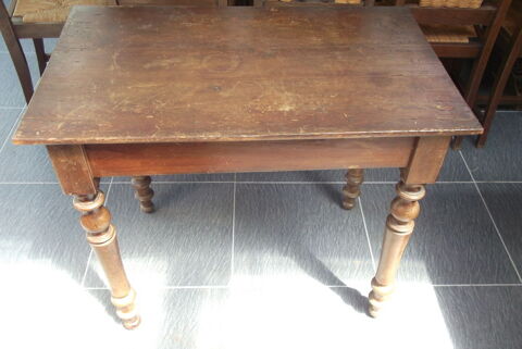 TABLE en BOIS MASSIF de 87 x 53 H. 73 cm 45 Ramous (64)