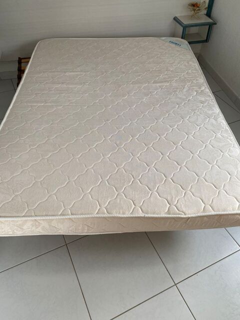 un matelas deux places en 140x190 80 Le Barcars (66)