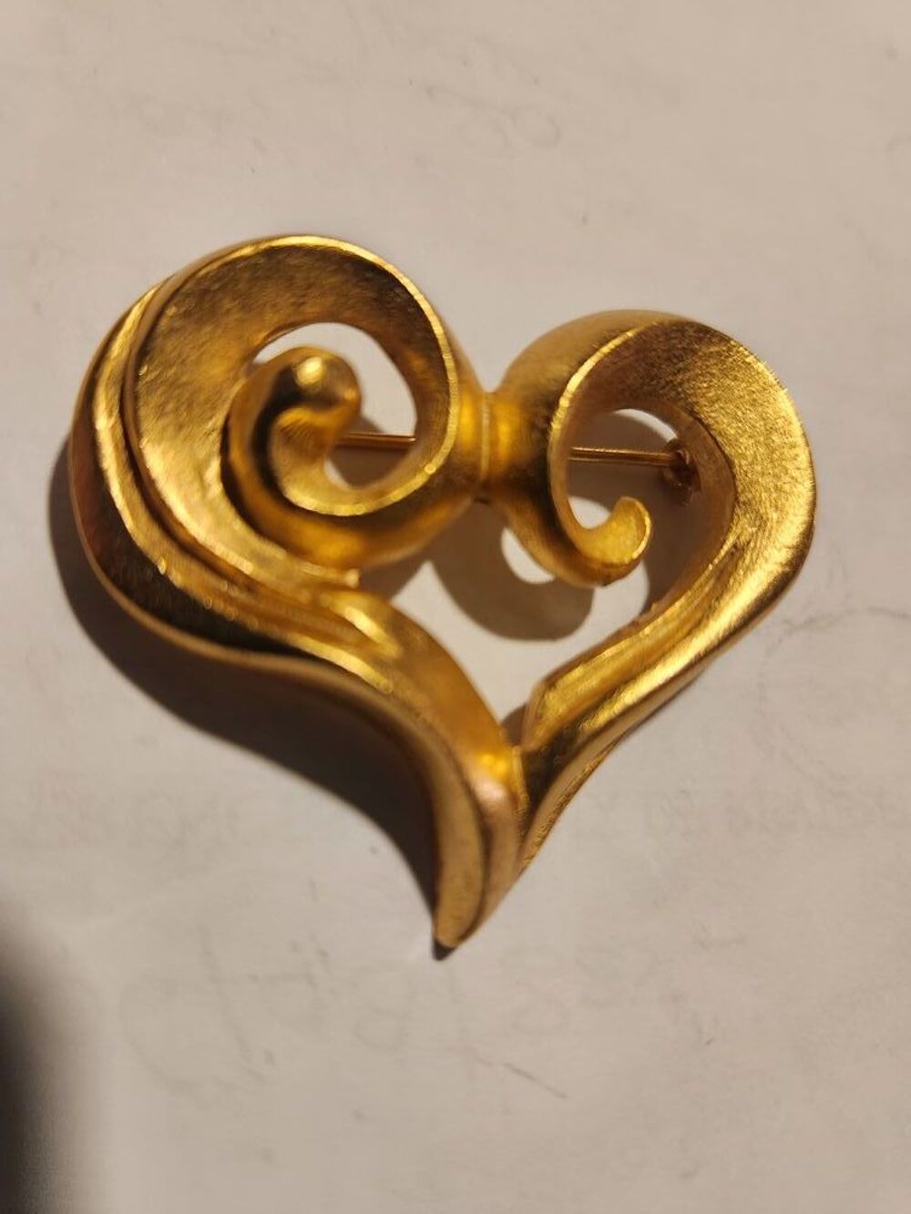 Broche c?ur dor&eacute; Christian LACROIX Bijoux et montres