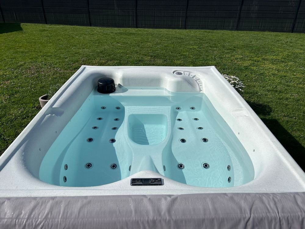 SPA JACUZZI neuf 2 places allong&eacute;es Jardin