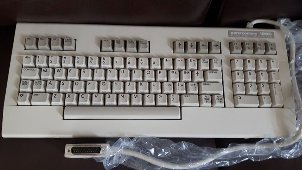 COMMODORE 128 D Matériel informatique