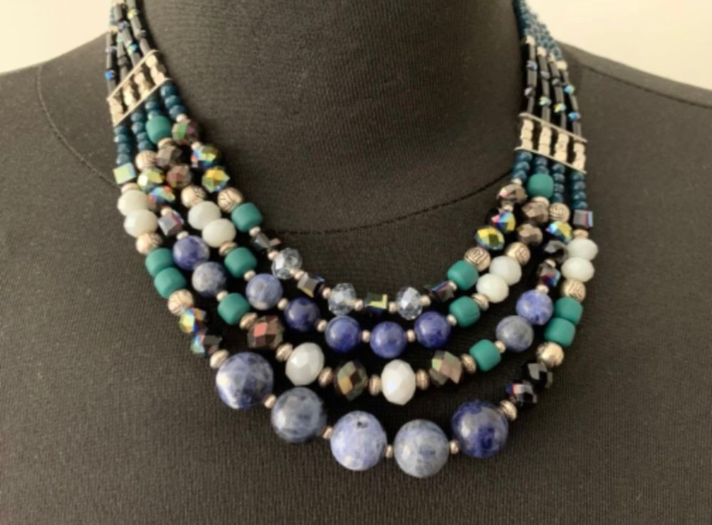 Superbe Collier tour de Cou &agrave; 4 rangs Bijoux et montres