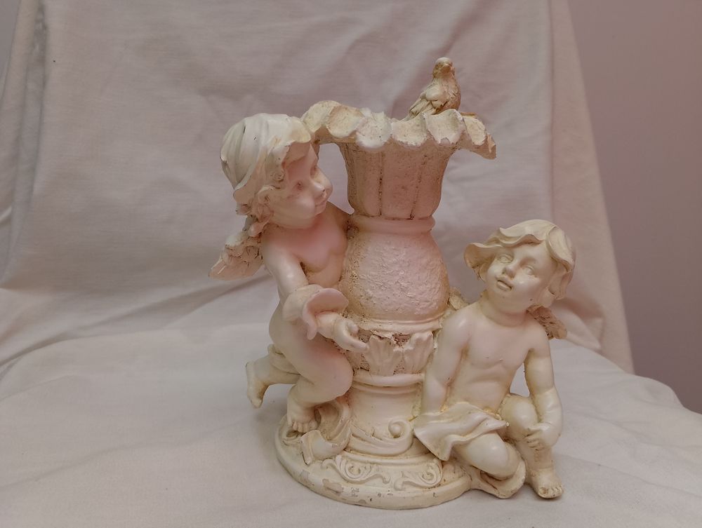 cette statuette fontaine orn&eacute;e d'anges et d'oiseaux Décoration