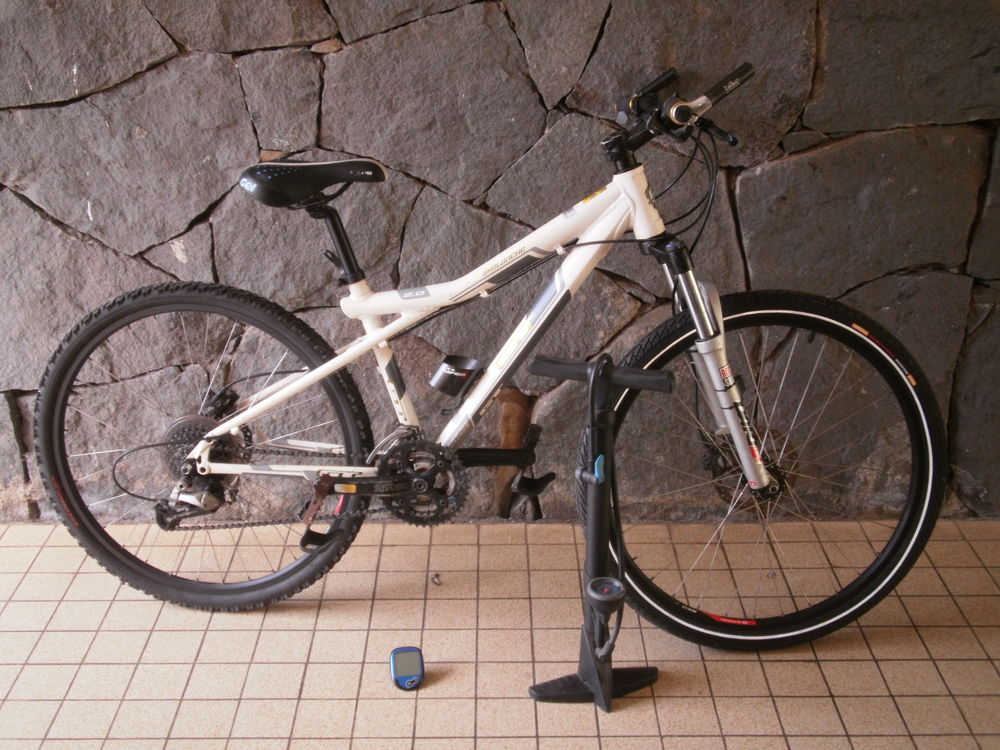 BONJOUR,
VTT BLANC GT AVALANCHE 2.0 ALUMINIUM PNEU 26' Vélos