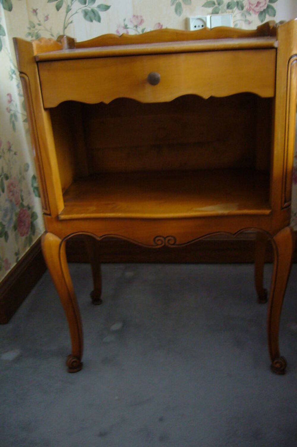 Lit 90x190 en merisier massif et la table de nuit assortie. Meubles