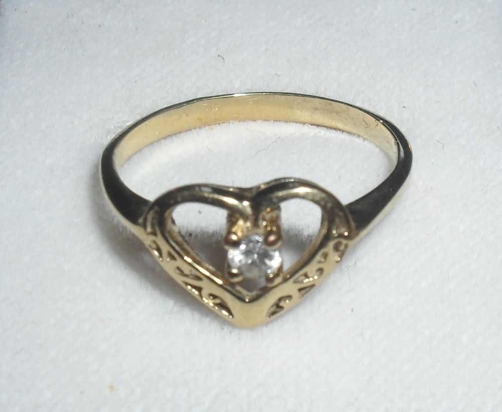 Superbe Bague dor&eacute;e avec un c?ur et 1 brillant. Bijoux et montres