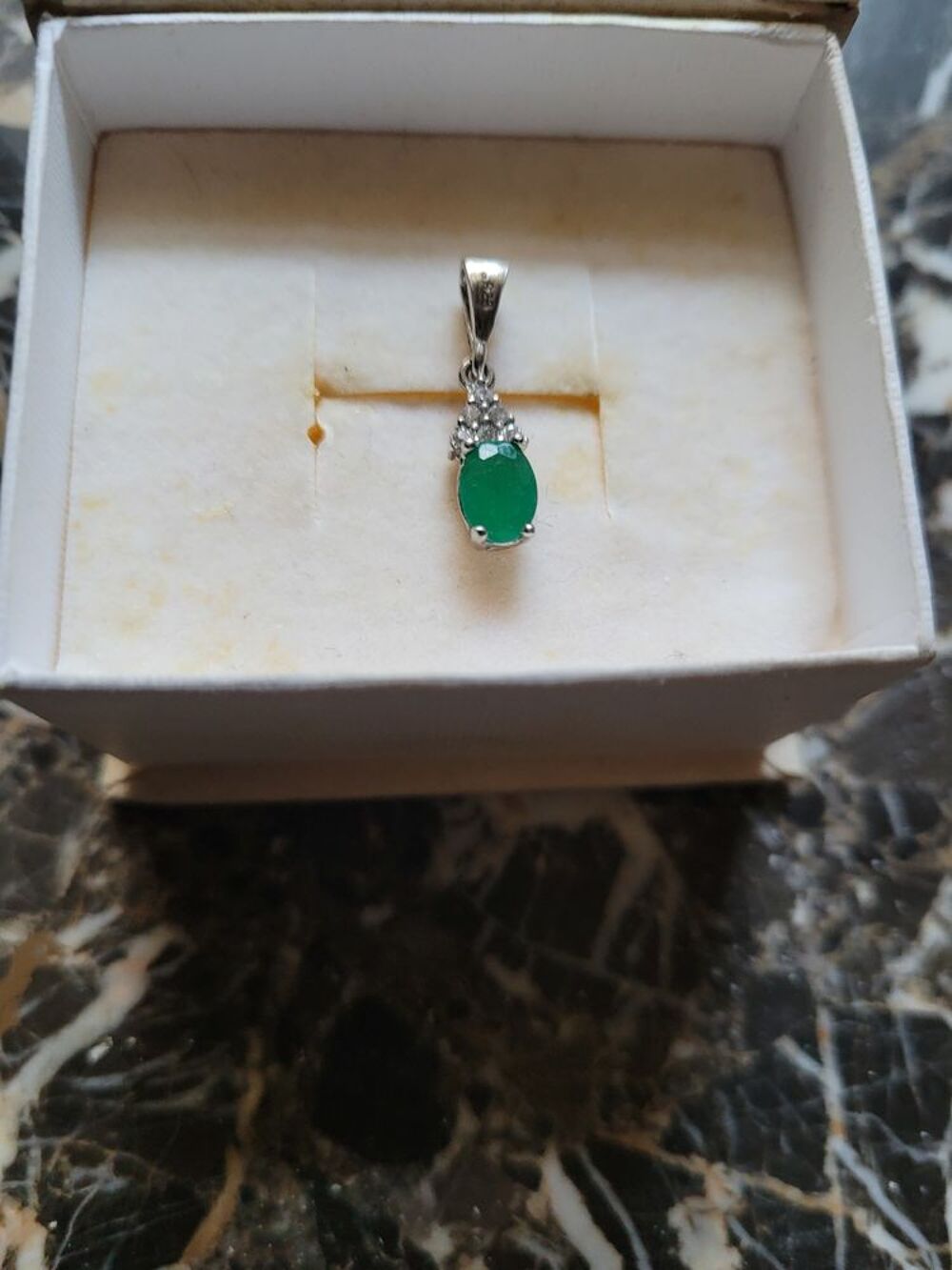 Tr&egrave;s joli pendentif avec une &eacute;meraude Bijoux et montres