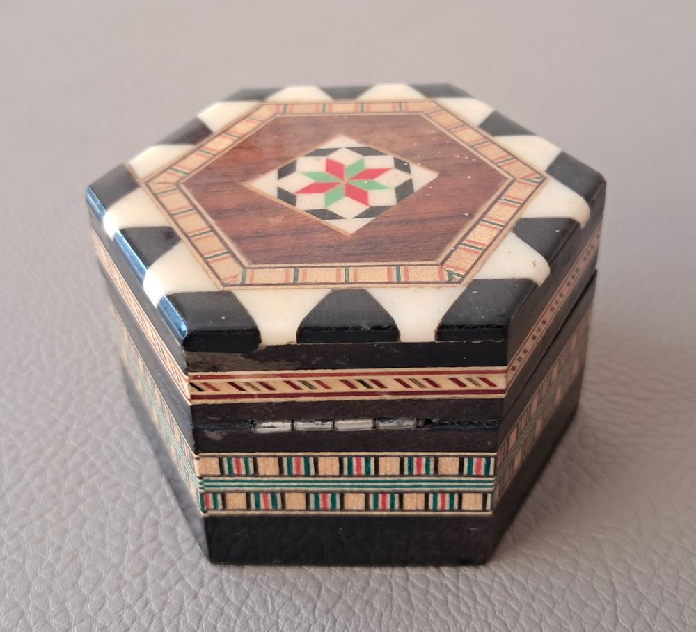 bo&icirc;te en bois et marqueterie hexagonale recouverte de papier Décoration