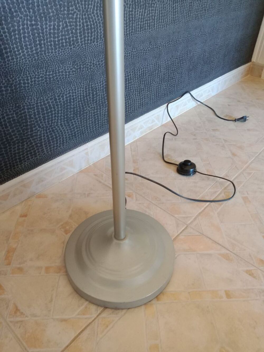Lampadaire gris clair m&eacute;tallis&eacute; Meubles