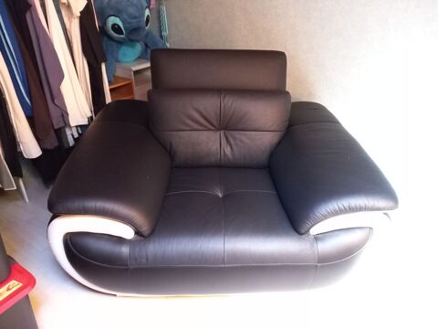 FAUTEUIL en cuir noir liser blanc 100 Bassens (33)