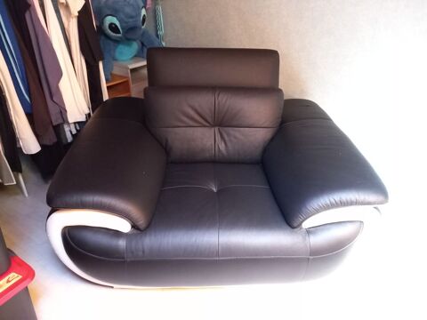 FAUTEUIL en cuir noir liser blanc  100 Bassens (33)