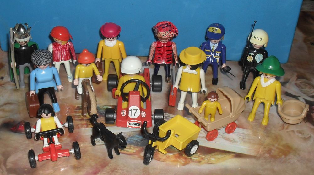 Playmobil .10 adultes divers, 2 enfants, 1 b&eacute;b&eacute; etc Jeux / jouets