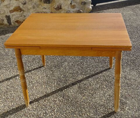 Table de cuisine, bois. Saint-Germain-Laprade (43)