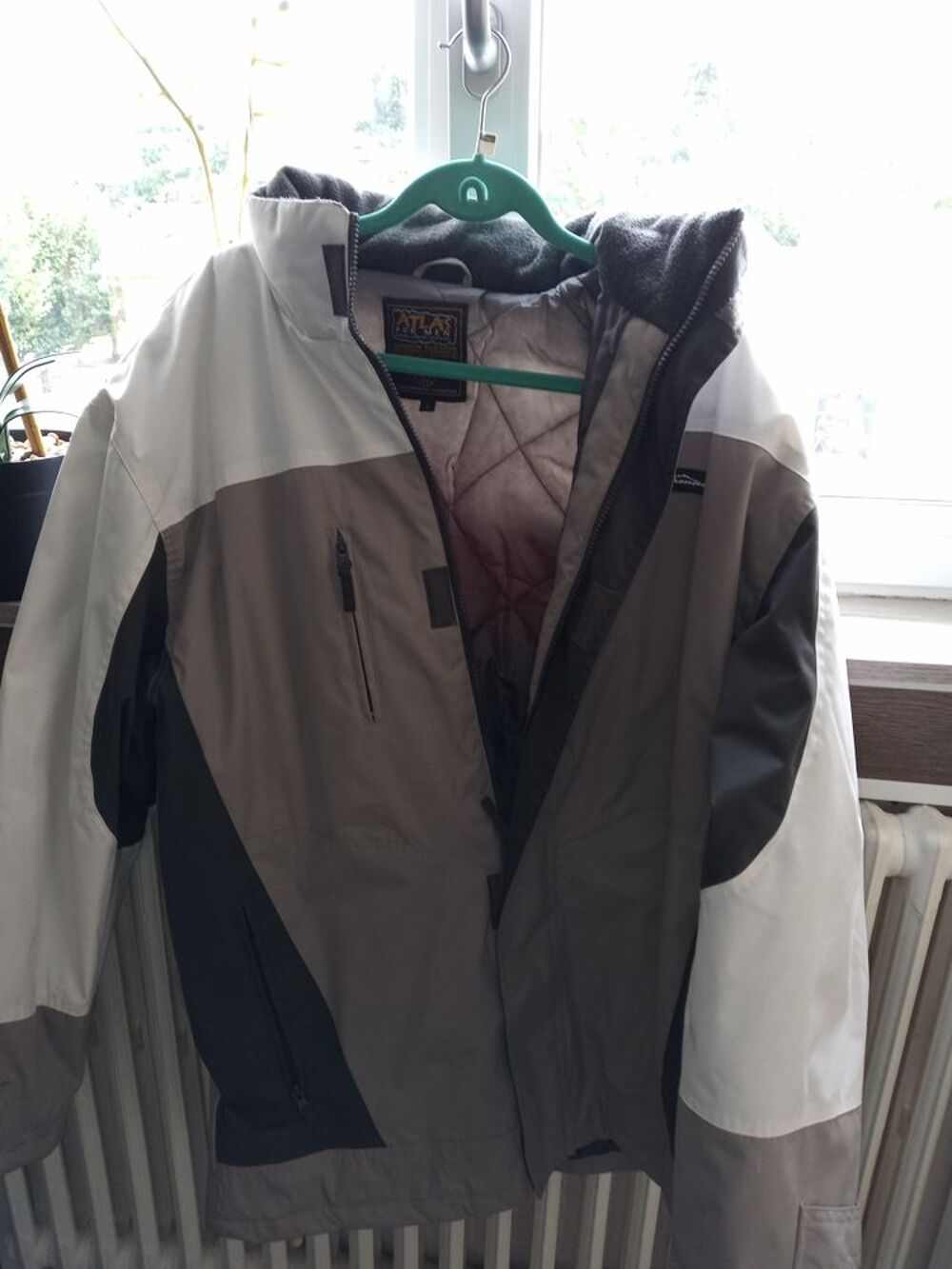 anorak blanc et gris ATLAS pas port&eacute;.10€ &agrave; prendre sur place Vêtements