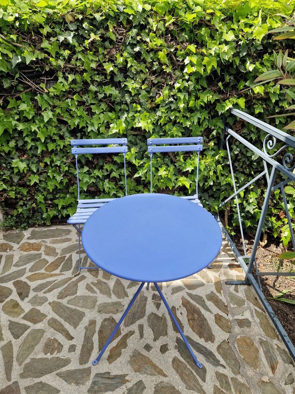 Gu&eacute;ridon de jardin et 2 chaises Meubles