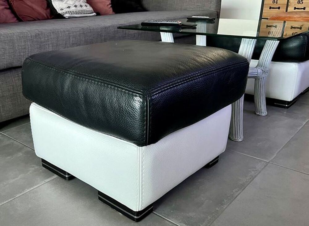 Deux poufs en cuir noir et blanc Meubles