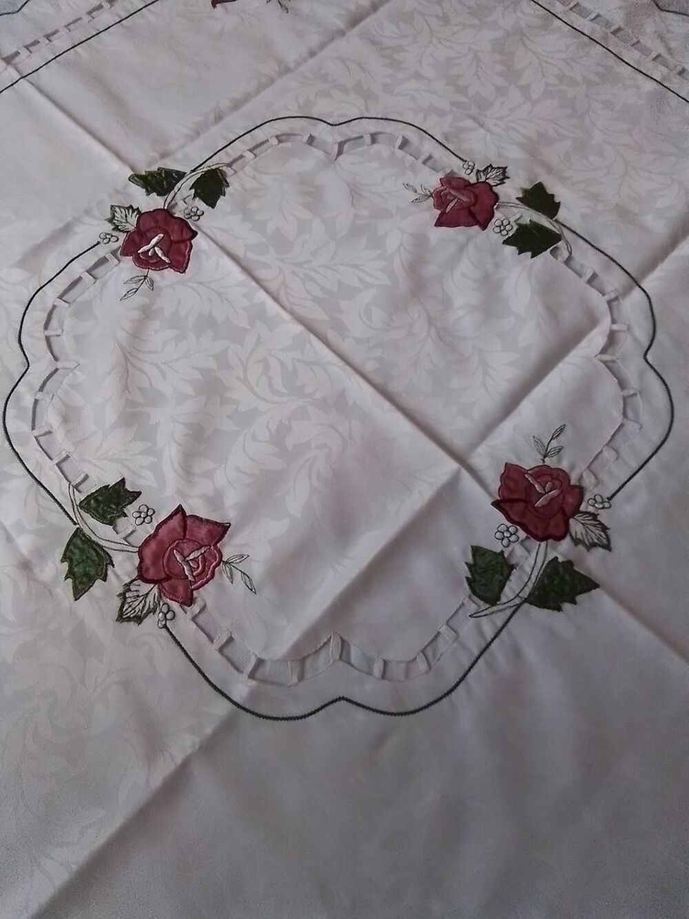 Joli napperon ajour&eacute; &amp; brod&eacute; par des roses Décoration