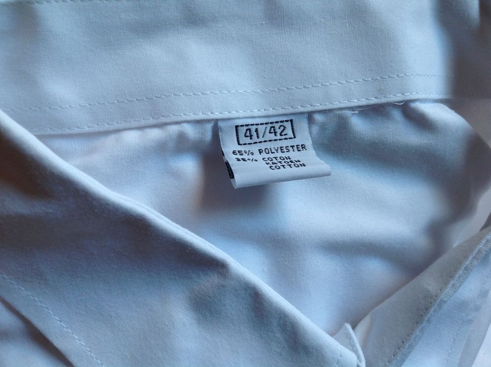 CHEMISE BLANCHE MANCHES COURTES TAILLE L Envoi possible
Vêtements