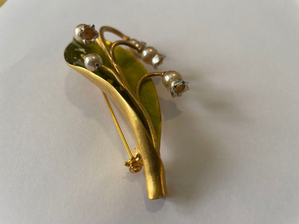 Broche Muguet fleurs + feuille &eacute;maill&eacute;e ANTIGONA Bijoux et montres