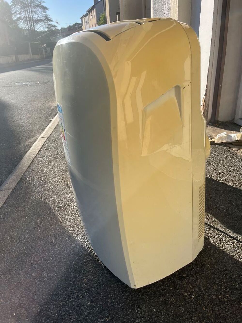 Climatiseur mobile blanc, parfait pour rafra&icirc;chir votre int&eacute; Bricolage