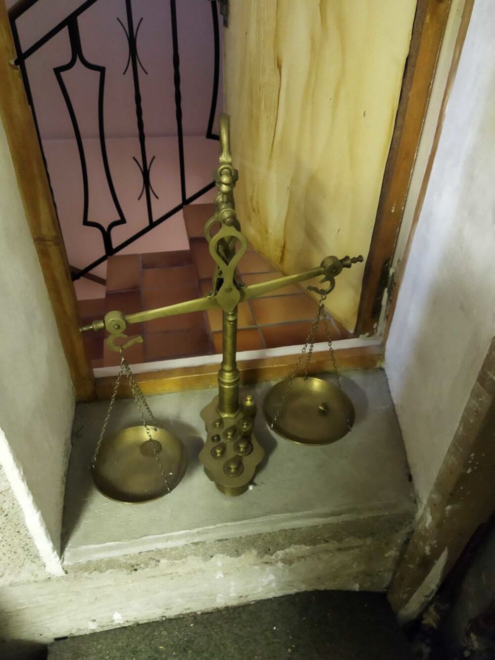 Balance ancienne compl&egrave;te en laiton Décoration