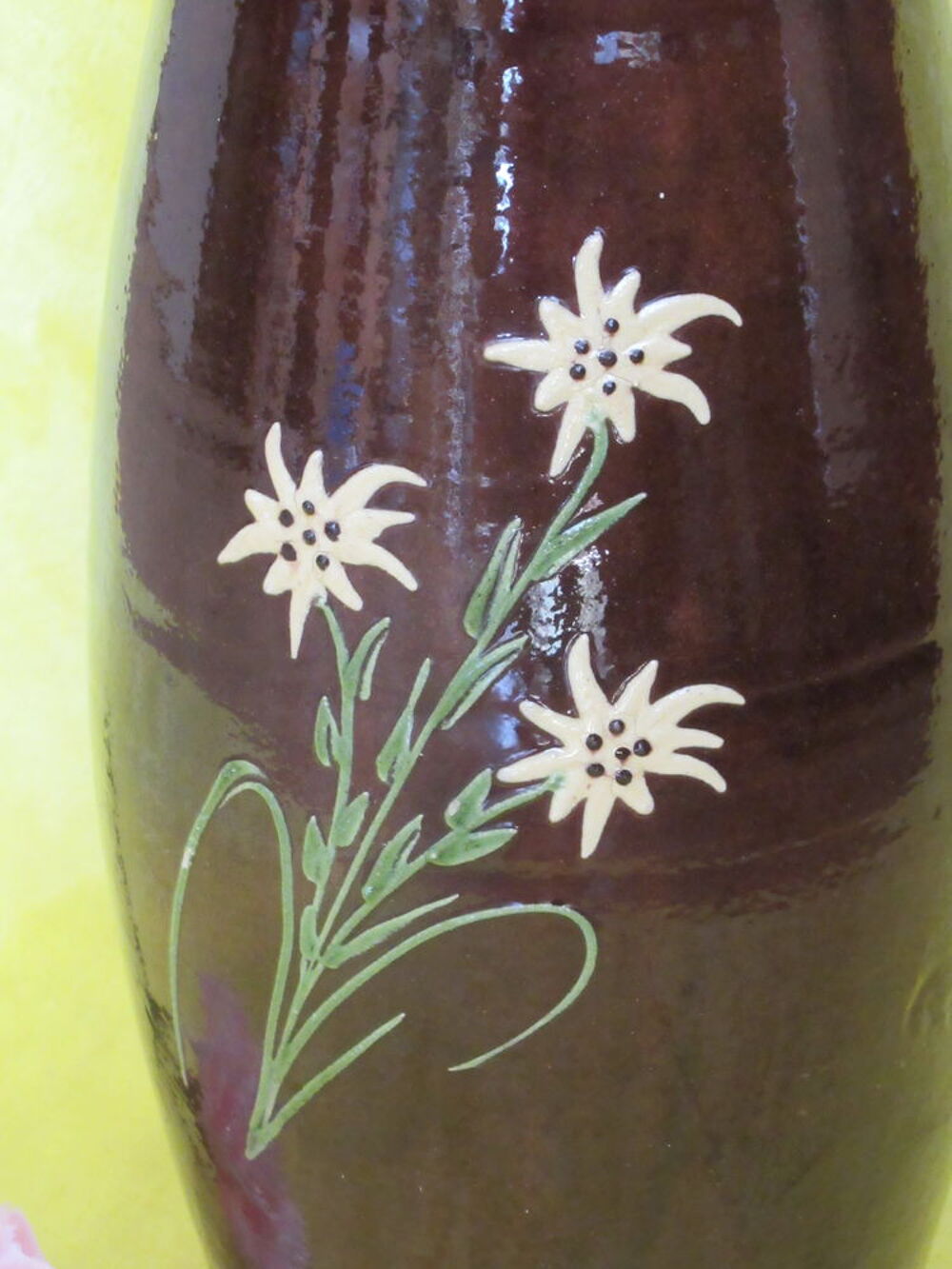 Vase marron avec motif Edelweiss en relief Décoration