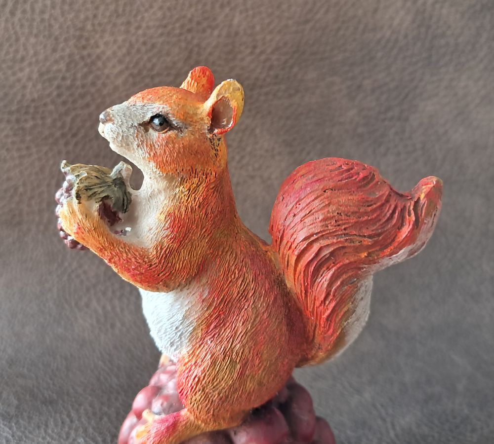  &eacute;cureuil en r&eacute;sine sur une m&ucirc;re g&eacute;ante 
figurine Décoration