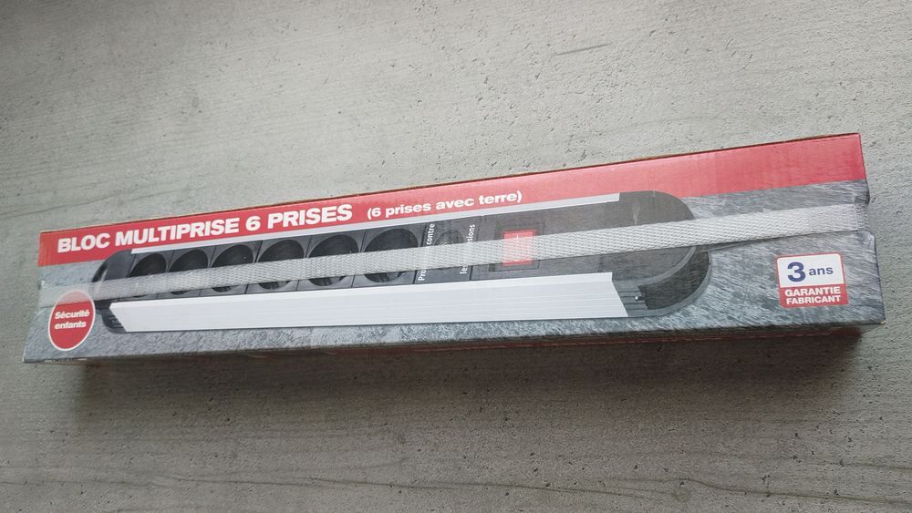 ? Bloc Multiprise - 6 Prises avec Terre - Neuf sous Scell&eacute; Bricolage