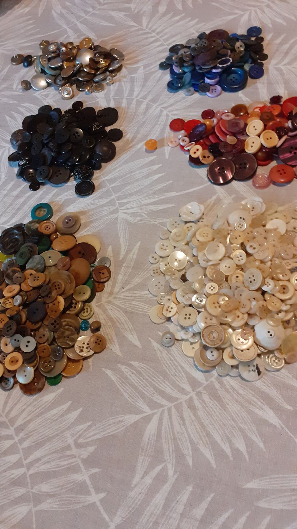 Bo&icirc;te en m&eacute;tal avec boutons vintage 