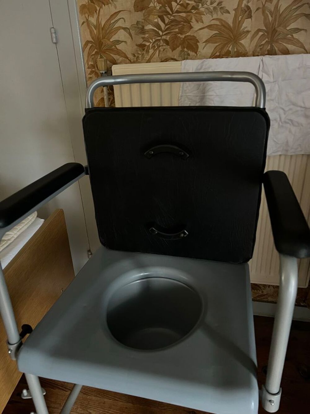 Chaise perc&eacute;e &agrave; roulettes Meubles