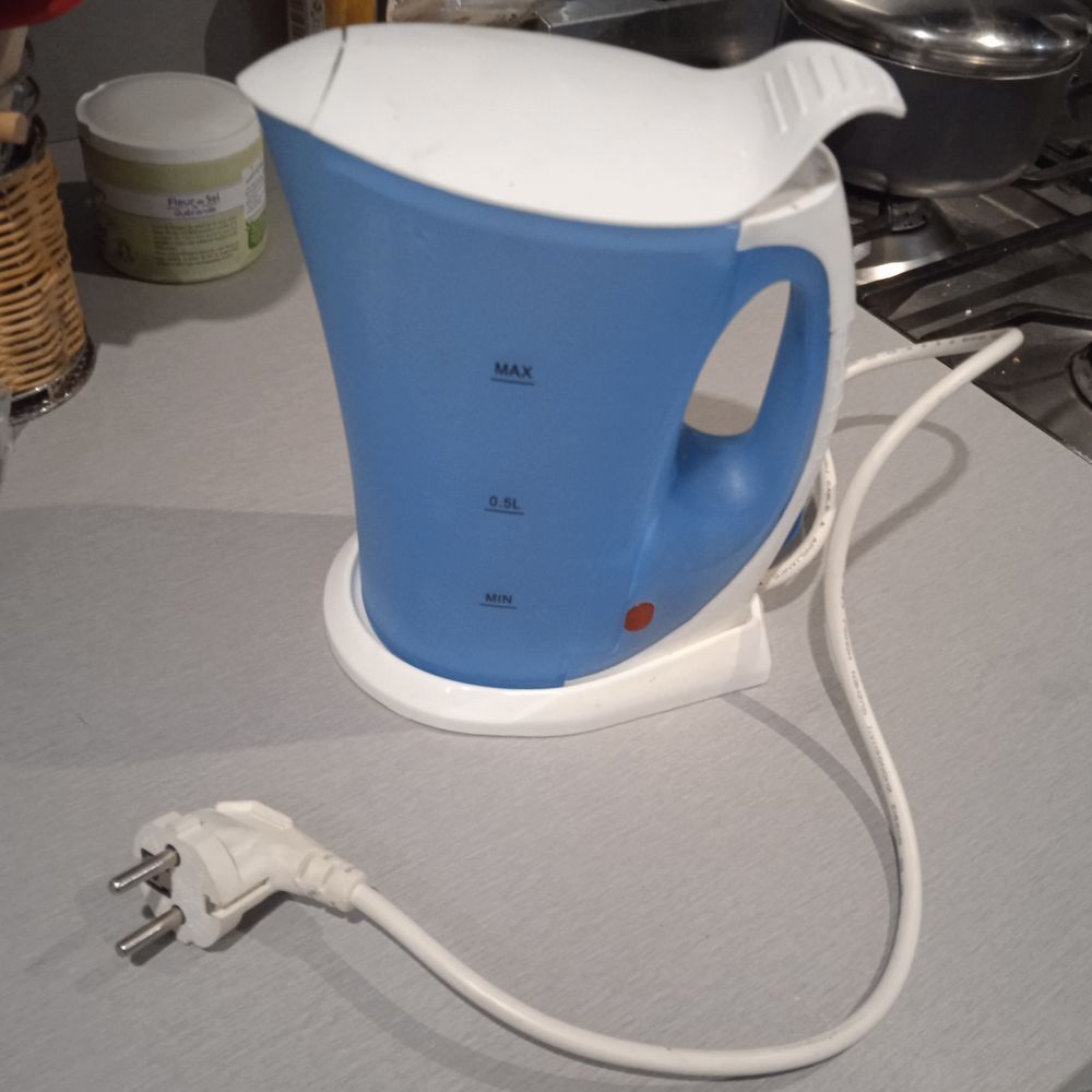 Petite bouilloire bleue 1 litre tr&egrave;s bon &eacute;tat Electroménager