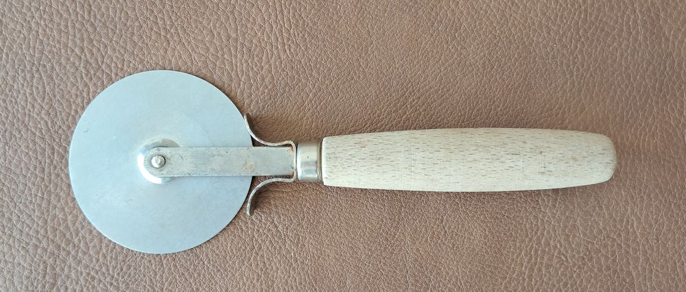 lot de 2 roulette &agrave; p&acirc;tes pizza en inox et manche en bois 
Cuisine