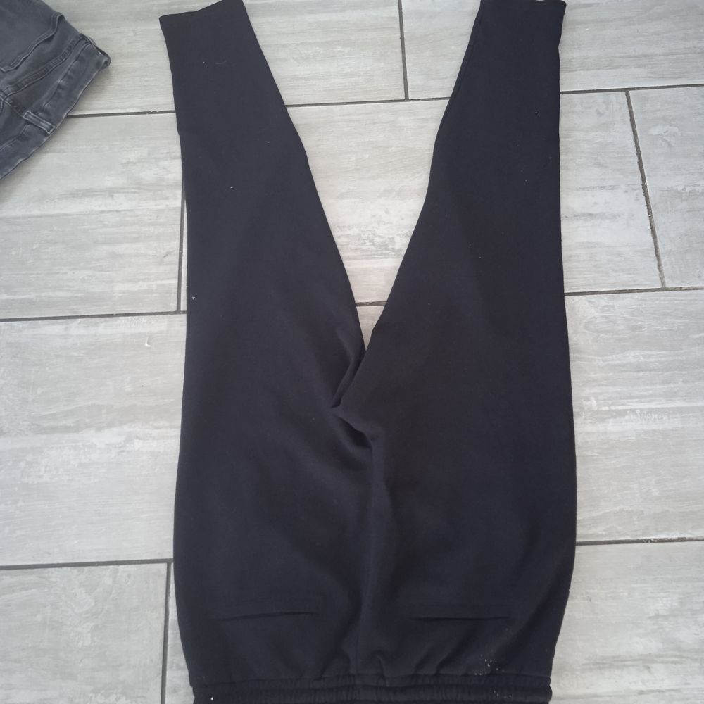 Jean noir marque Zara taille 38 76% coton 20 % polyester 4 % Vêtements