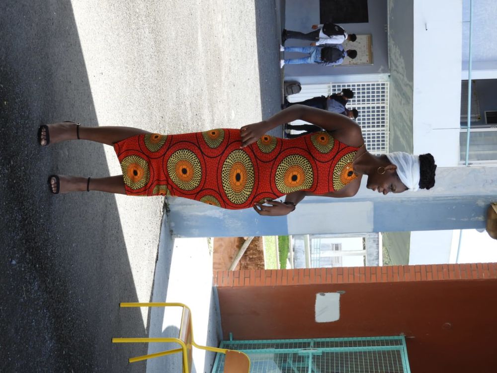 Robe longue avec l&eacute;g&egrave;re fente sur le c&ocirc;t&eacute;. Motifs africains. Vêtements