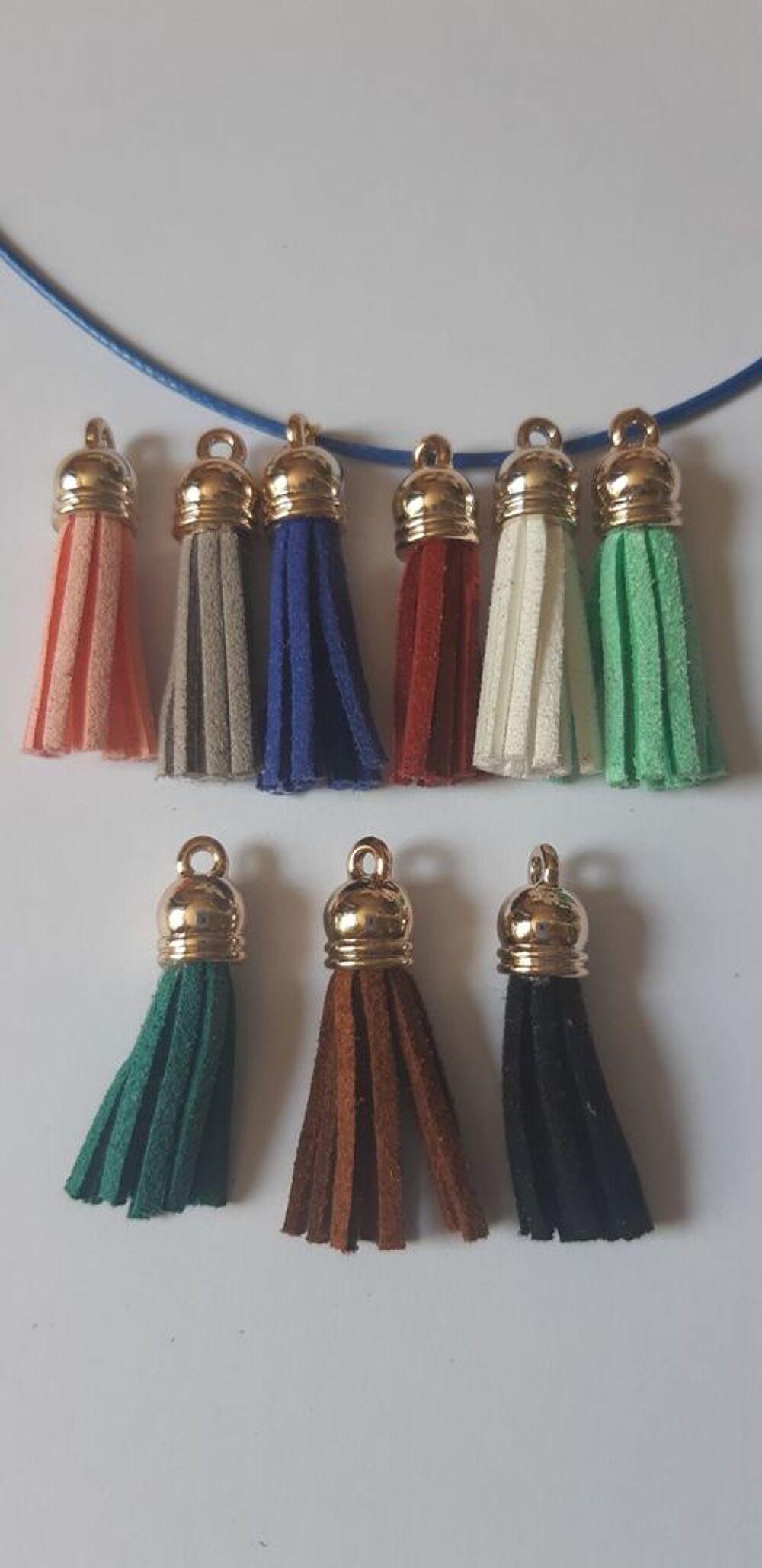 Pendentif gland pompon en cuir sur cordon cir&eacute; Bijoux et montres