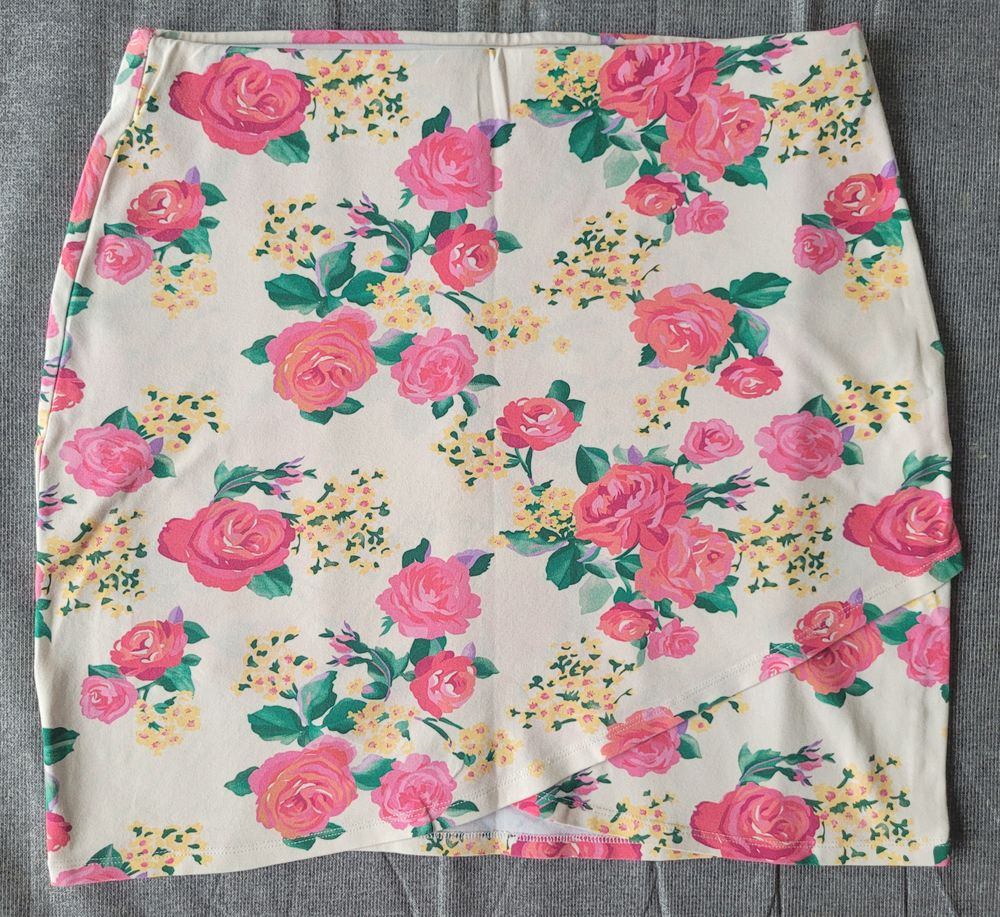 Jupe S&eacute;zane. Taille XL. Beau motif roses. Vtements