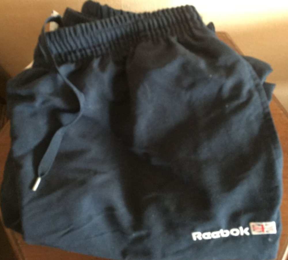 
Pantalon sport Reebok taille L avec un bonnet Reebok
Vtements