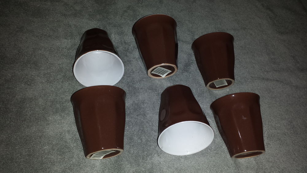 LOT 6 MUG MARRON
HAUTEUR 8 CM ENVIRON
DIAMETRE 7 CM ENVIRON Cuisine