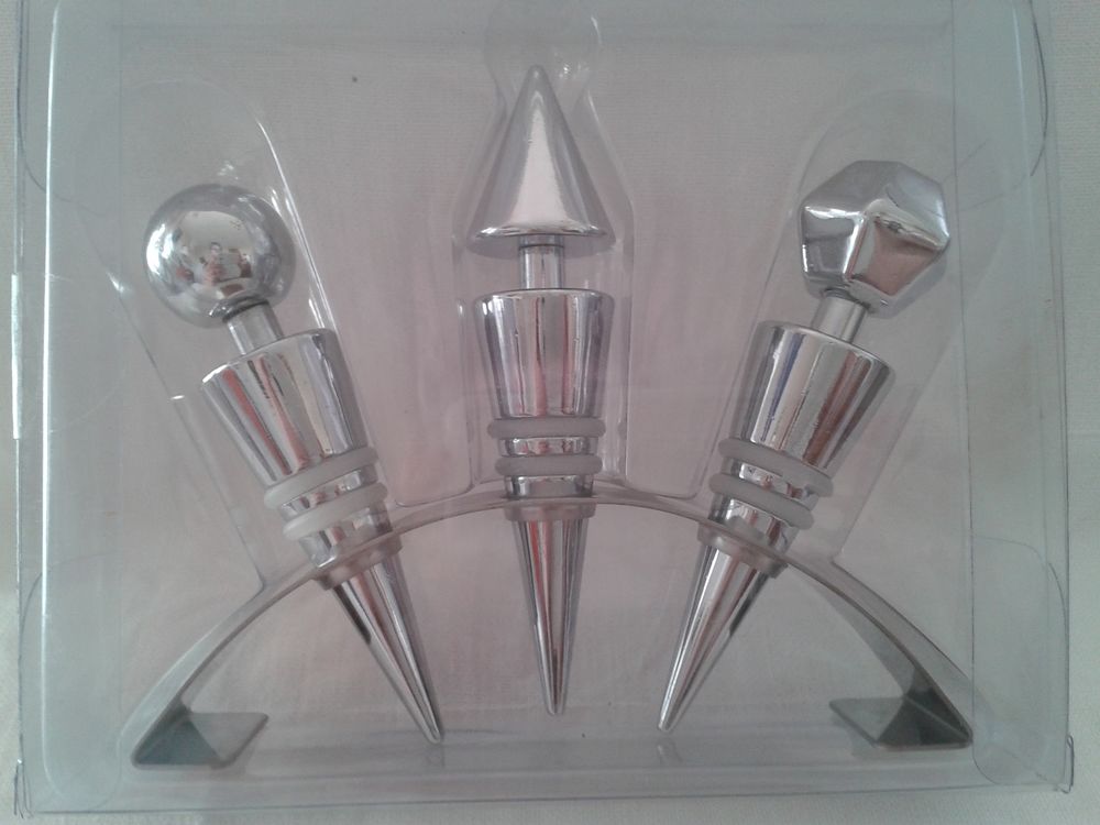 Set de bouchons inox neuf sur support acier bross&eacute; Cuisine