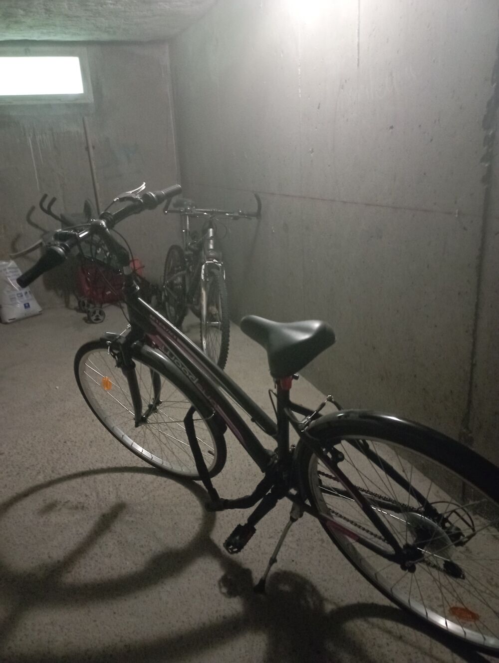 VTT femme neuf rose et noir double vitesse Vlos