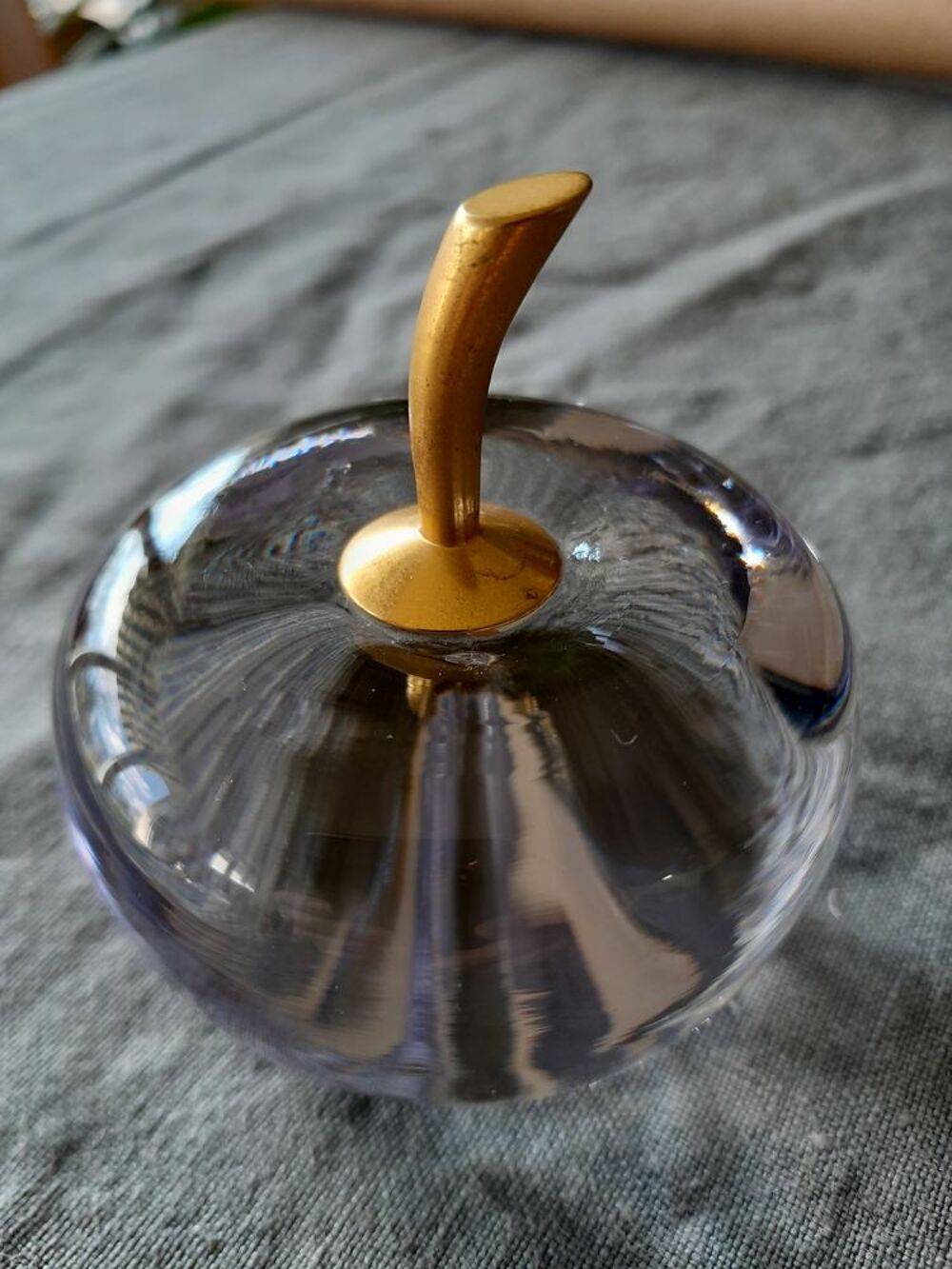 Pomme en cristal avec tige plaqu&eacute;e or Décoration